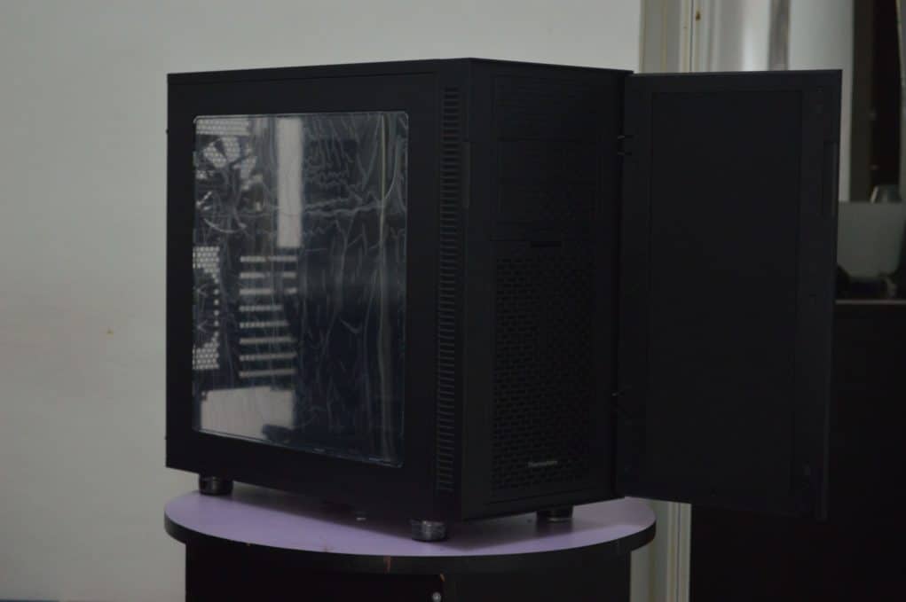 review Carcasa Thermaltake F31 Suppressor 2017